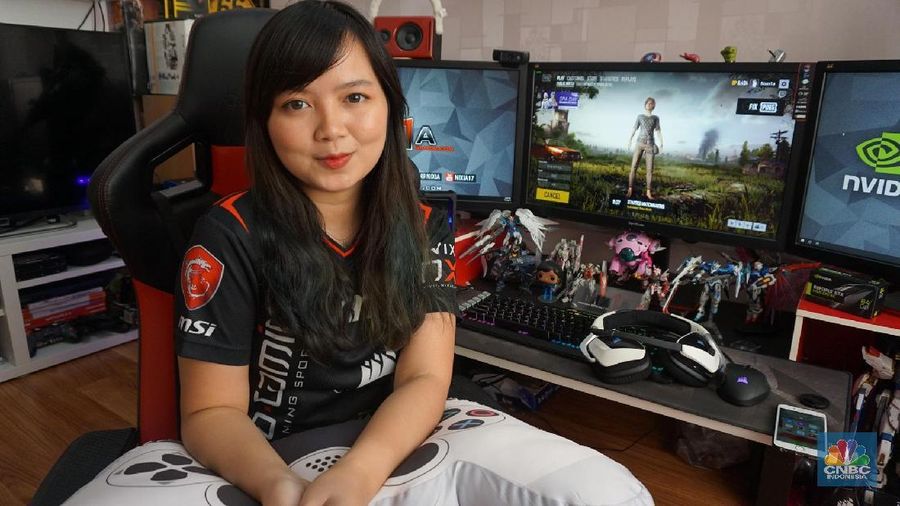 Kini ia menjadi salah satu gamer profesional Indonesia.