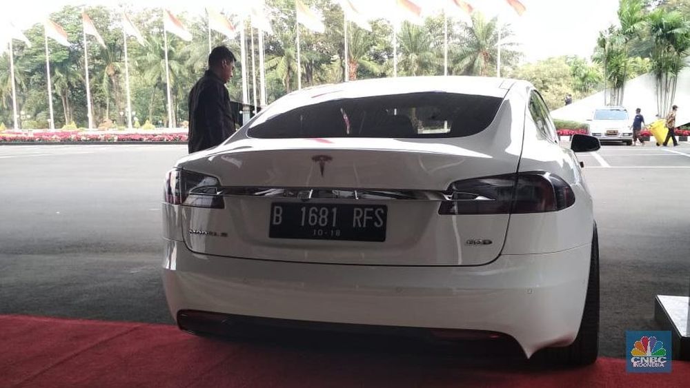 Keren Ini Mobil  Tesla  Putih Milik Ketua DPR Bambang  