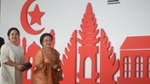 Mantan Presiden Megawati Soekarnoputri (kanan) didampingi putrinya Menko PMK Puan Maharani (kiri) tiba di lokasi Sidang Tahunan MPR/DPR/DPD RI 2018, Kompleks Parlemen, Senayan, Jakarta, Kamis (16/8). (ANTARA FOTO/Akbar Nugroho Gumay)