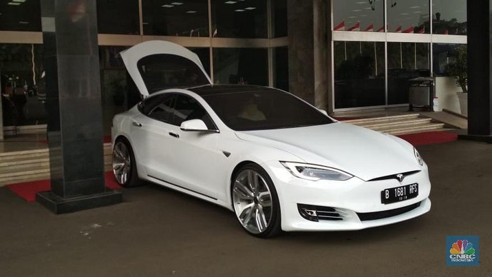 Keren Ini Mobil  Tesla  Putih Milik Ketua DPR Bambang  Soesatyo 