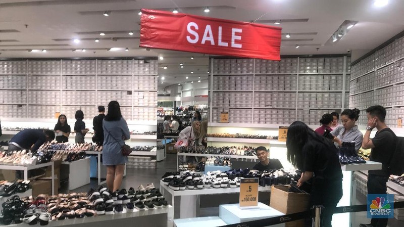 Menyambut HUT RI ke-73, sejumlah produk tawarkan diskon khusus hingga 70%.