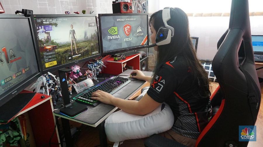 Kini ia menjadi salah satu gamer profesional Indonesia.