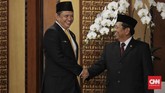 Ketua DPR Bambang Soesatyo bersiap foto bersama pimpinan lembaga tinggi negara usai menghadiri Sidang Bersama DPD dan DPR di Kompleks Parlemen, Senayan, Jakarta (16/8). (CNN Indonesia/Hesti Rika)