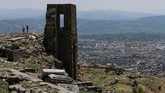 Pergamon, yang hingga kini masih menyisakan peradaban dari zaman kuno. (Anadolu Agency/Mahmut Serdar Alakuş)