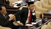 Presiden Joko Widodo mengawali pidatonya dengan membungkukkan badan memberi hormat kepada anggota Dewan dalam Sidang Tahunan MPR/DPR/DPD RI. (REUTERS/Beawiharta)