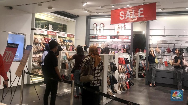 Menyambut HUT RI ke-73, sejumlah produk tawarkan diskon khusus hingga 70%.