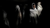Para imigran yang diselamatkan oleh perahu milik lembaga Proactiva Open Arms dari laut Mediterania, berdiri sebelum tiba di pelabuhan Algeciras di San Roque, Spanyol bagian selatan. (REUTERS/Juan Medina)