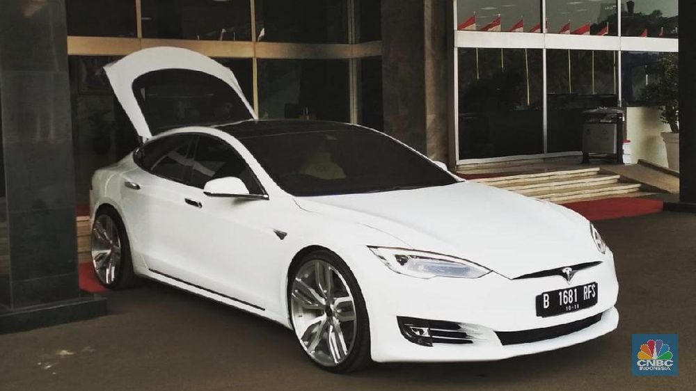 Keren Ini Mobil  Tesla  Putih Milik Ketua DPR Bambang 
