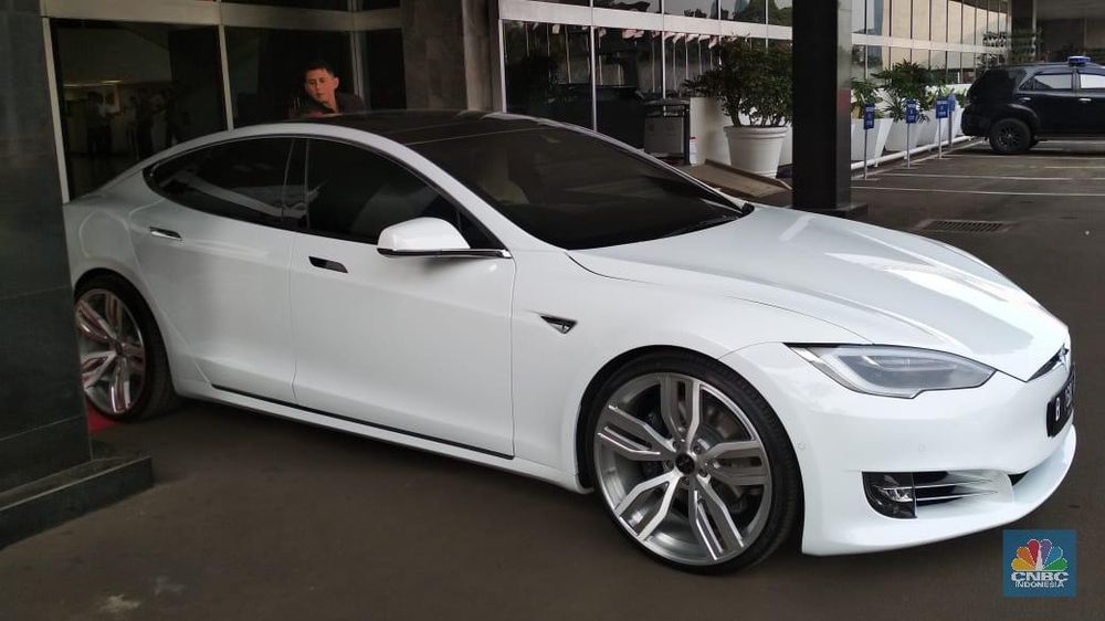 Keren Ini Mobil  Tesla  Putih Milik Ketua DPR Bambang  