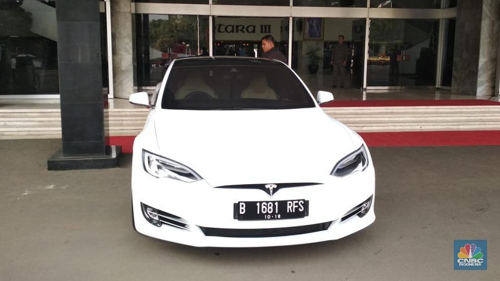 Keren Ini Mobil  Tesla  Putih Milik Ketua DPR Bambang  Soesatyo 