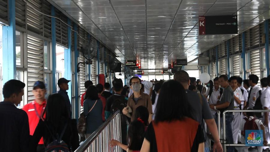 Memperingati HUT RI ke-73, naik Transjakarta gratis sampai 8 hari. Momen ini dimanfaatkan warga Jakarta untuk berkeliling dan melakukan kegiatan.