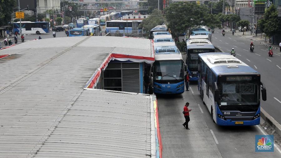 Memperingati HUT RI ke-73, naik Transjakarta gratis sampai 8 hari. Momen ini dimanfaatkan warga Jakarta untuk berkeliling dan melakukan kegiatan.