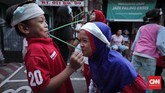 Tak semua permainan tradisional yang dikenal publik kini adalah warisan masa lalu. Beberapa dari permainan itu adalah hasil perkembangan zaman, seperti lomba menggunakan sedotan atau pipet ini. (CNNIndonesia/Safir Makki)