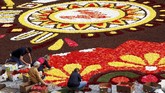 Penyelenggara sempat khawatir cuaca terik musim panas di Eropa bakal membuat bunga-bunga itu tidak mekar. Namun, kecemasan itu pudar dan festival tetap digelar. (REUTERS/Yves Herman).