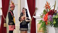 Momen Jokowi & Ibu Negara Selfie Saat Memakai Baju Adat