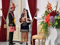 Momen Jokowi & Ibu Negara Selfie Saat Memakai Baju Adat