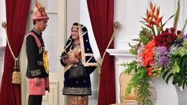 Sentuhan Keemasan di Busana Minangkabau Iriana Jokowi