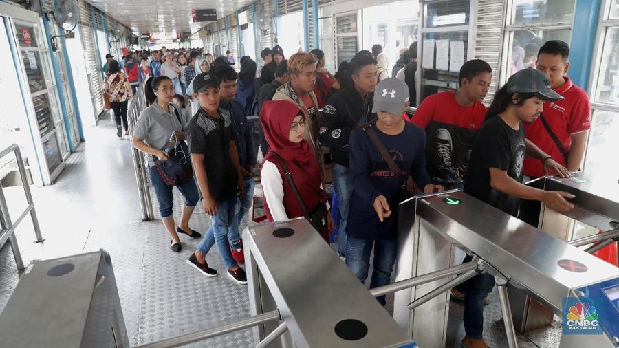 Memperingati HUT RI ke-73, naik Transjakarta gratis sampai 8 hari. Momen ini dimanfaatkan warga Jakarta untuk berkeliling dan melakukan kegiatan.