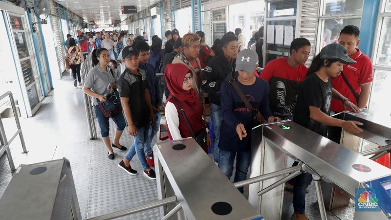 Memperingati HUT RI ke-73, naik Transjakarta gratis sampai 8 hari. Momen ini dimanfaatkan warga Jakarta untuk berkeliling dan melakukan kegiatan.