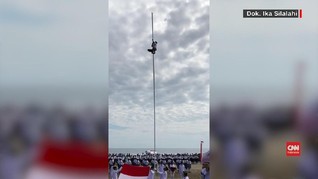 VIDEO: Aksi Heroik Joni Memanjat Tiang Bendera
