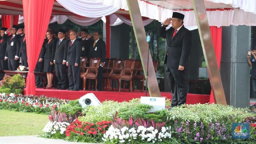 Gubernur Bank Indonesia Perry Warjiyo menjadi inspektur upacara.