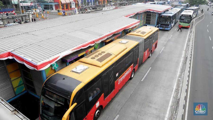 Suasana shelter Harmoni Transjakarta, Jakarta, Jumat (17/8).  Transjakarta memberikan pelayanan cuma-cuma kepada pelanggan dalam rangka peringatan Hari Kemerdekaan RI. Pelanggan gratis naik TransJakarta di seluruh koridor selama 8 hari mulai 17 Agustus 2018. (CNBC Indonesia/Muhammad Sabki)