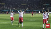 Skuat Timnas Indonesia U-23 merayakan kemenangan seusai pertandingan dengan menghampiri suporter yang bersorak-sorai sepanjang laga. (CNNIndonesia/Adhi Wicaksono)