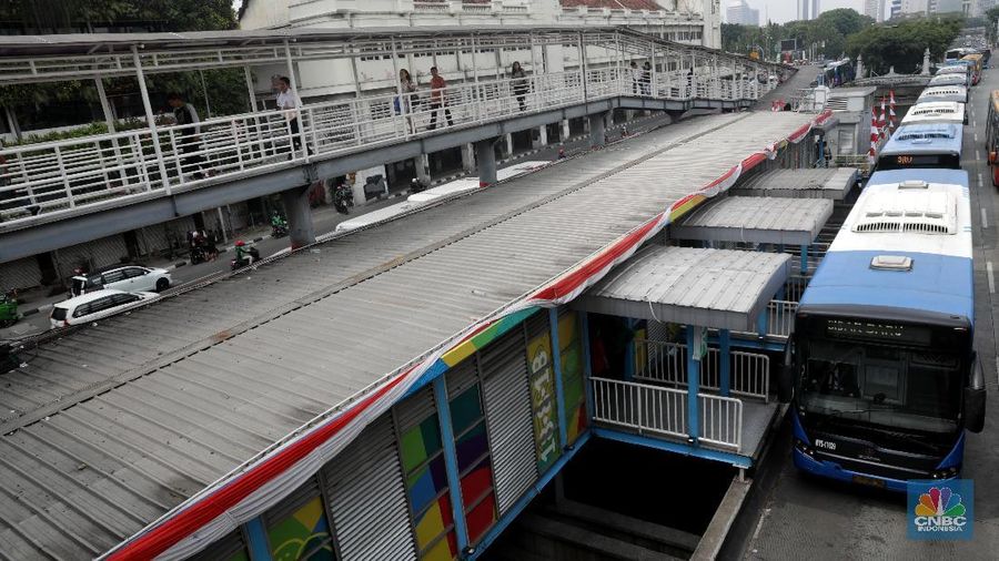 Suasana shelter Harmoni Transjakarta, Jakarta, Jumat (17/8).  Transjakarta memberikan pelayanan cuma-cuma kepada pelanggan dalam rangka peringatan Hari Kemerdekaan RI. Pelanggan gratis naik TransJakarta di seluruh koridor selama 8 hari mulai 17 Agustus 2018. (CNBC Indonesia/Muhammad Sabki)