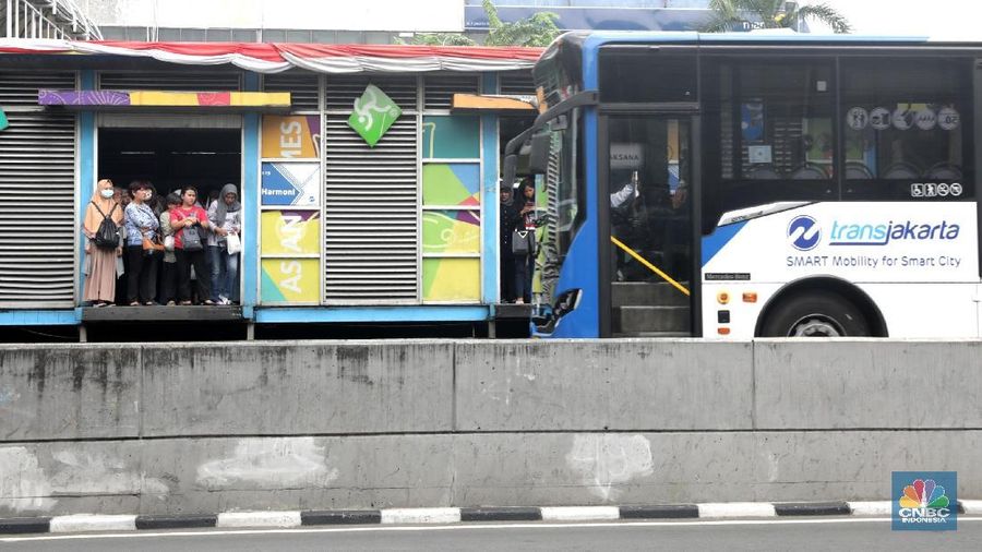 Memperingati HUT RI ke-73, naik Transjakarta gratis sampai 8 hari. Momen ini dimanfaatkan warga Jakarta untuk berkeliling dan melakukan kegiatan.