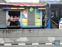 Mulai 12 April, Penumpang Transjak-MRT-LRT Wajib Pakai Masker