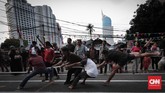 Permainan tarik tambang juga merupakan hasil perkembangan permainan tradisional. Permainan ini bahkan dikenal di dunia dengan tug of war. Konon, permainan ini telah dimainkan sejak era Mesir Kuno. (CNNIndonesia/Safir Makki)