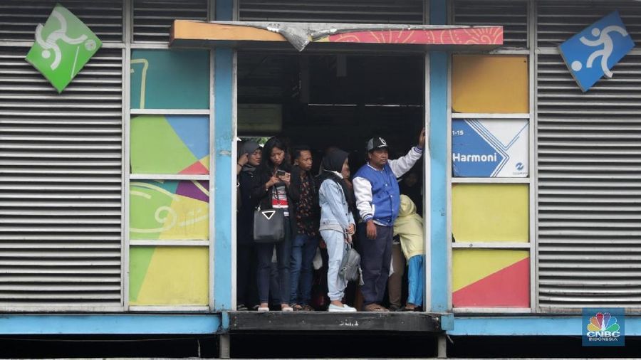 Memperingati HUT RI ke-73, naik Transjakarta gratis sampai 8 hari. Momen ini dimanfaatkan warga Jakarta untuk berkeliling dan melakukan kegiatan.