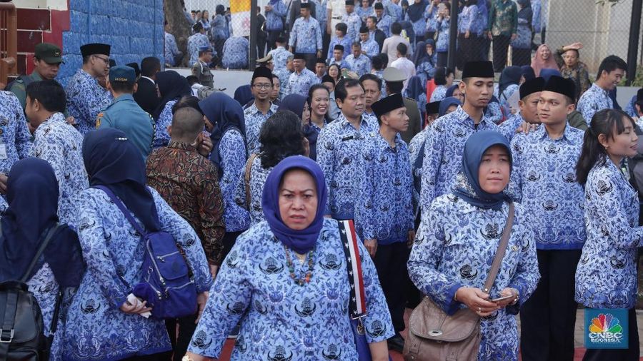 PNS, Polri, maupun TNI yang memutuskan untuk bolos kerja pada Senin, (10/6/2019) dipastikan akan mendapatkan sanksi
