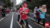 Bukan cuma panjat pinang, rasa gotong royong juga dipupuk kala memainkan bakiak seperti yang dilakukan peserta lomba Perayaan Kemerdekaan RI ke-73 di Karet Tengsin, Jakarta, 17 Agustus 2018. (CNNIndonesia/Safir Makki)