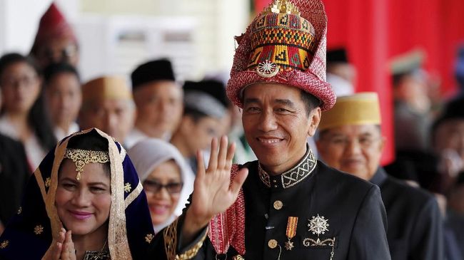 Jokowi Terkekeh Tanggapi Aksi Stuntman Motor Asian Games