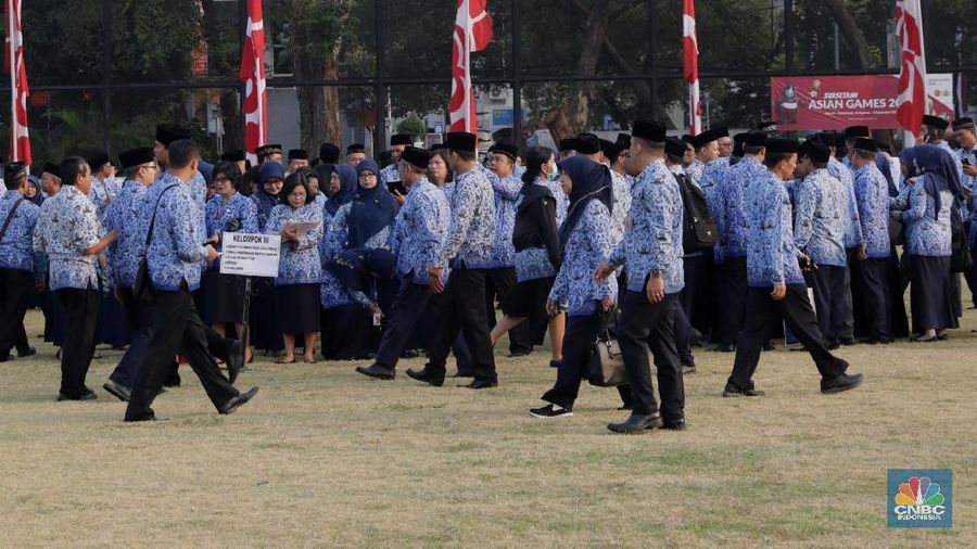 Pemerintah berencana menaikkan gaji para Pegawai Negeri Sipil (PNS).