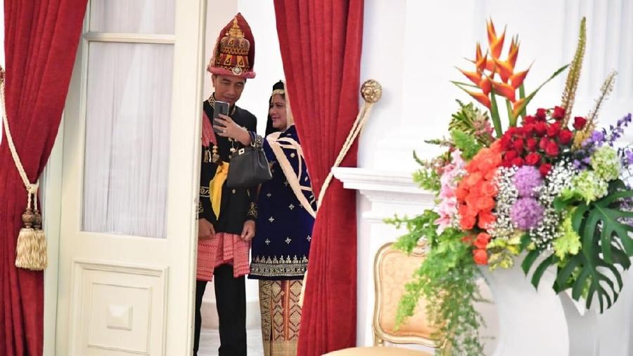 Jokowi mengatakan Indonesia memiliki adat dan tradisi yang sangat kaya, serta beragam.