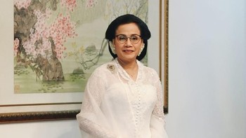 Intip Fashion Sri Mulyani: Kebaya Barbie - Sepatu Converse