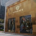 Gara-Gara Ini, Bos Versace Harus Meminta Maaf ke China