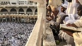 Jemaah calon haji tengah menyaksikan jemaah lainnya melakukan ziarah, mengelilingi Kakbah, dan berdoa di Masjid Agung, Mekah, Arab Saudi, Kamis (16/8). (REUTERS/Zohra Bensemra).
