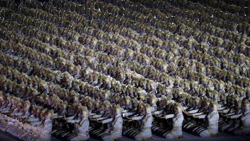 Panggung ini menjadi latar saat 6.000 atlet dan ofisial dari seluruh kontingen berparade di bawah bendera kebanggaan negaranya.