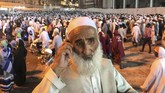 Seorang jemaah calon haji asal Afghanistan tengah berbicara di telepon usai melakukan doa malam di samping Masjid Agung, Mekah, Arab Saudi, Kamis (16/8). (REUTERS/Zohra Bensemra).