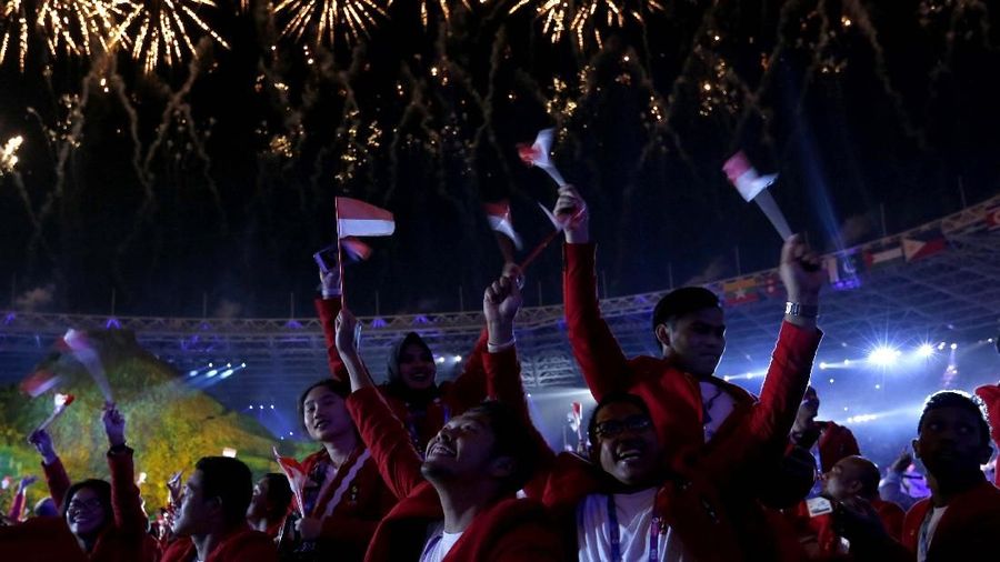 Panggung ini menjadi latar saat 6.000 atlet dan ofisial dari seluruh kontingen berparade di bawah bendera kebanggaan negaranya.