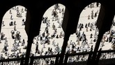 Jemaah calon haji usai salat Jumat di Masji Agung di kota suci Mekah, Arab Saudi, Jumat (17/8). (REUTERS/Zohra Bensemra).
