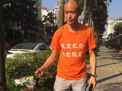 Salut, Ada Miliuner Isi Waktu Luang dengan Pungut Sampah di Jalanan Salut, Ada Miliuner Isi Waktu Luang dengan Pungut Sampah di Jalanan