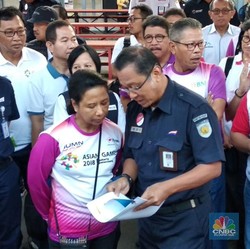 Inspeksi Jalur KRL, Menteri BUMN: Tuh Lihat, Sampahnya!