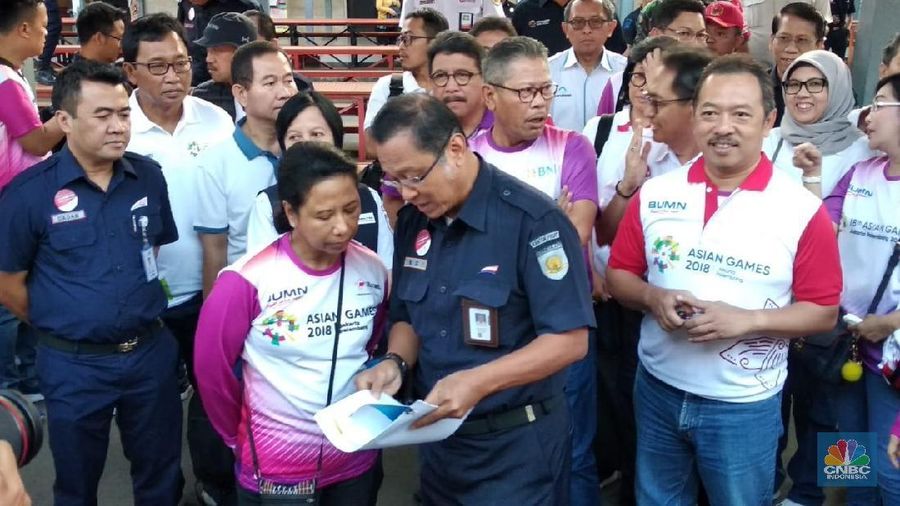 Menteri BUMN Rini Soemarno melakukan inspeksi untuk meninjau kondisi disepanjang jalur Kereta Rel Listrik (KRL)