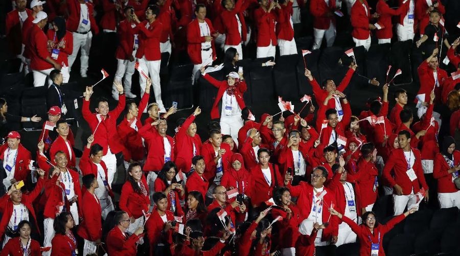 Panggung ini menjadi latar saat 6.000 atlet dan ofisial dari seluruh kontingen berparade di bawah bendera kebanggaan negaranya.