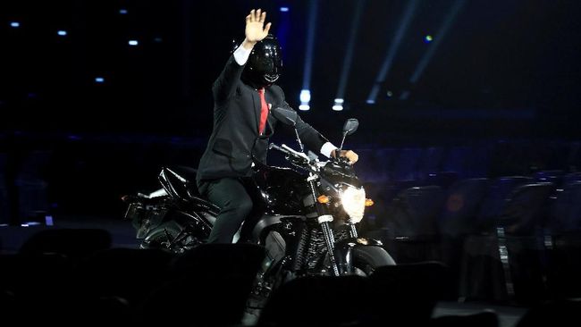 Riuh Netizen Samakan Jokowi Naik Motor dengan Tom Cruise