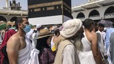 Jemaah calon haji tengah mengelilingi Kakbah dan berdoa di Masjid Agung selama ziarah haji tahunan di kota suci Mekah, Arab Saudi, Selasa (16/8). (REUTERS/Zohra Bensemra).
